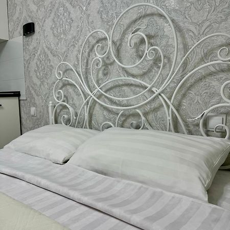 Уютная Комната-Студия В Центре Бишкека Bishkek Exterior foto