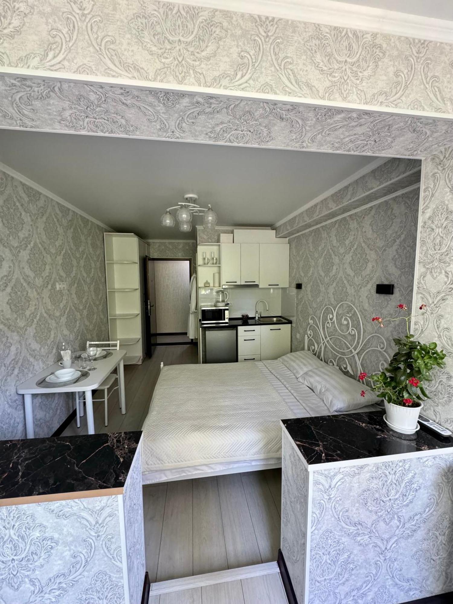 Уютная Комната-Студия В Центре Бишкека Bishkek Exterior foto
